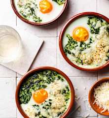 Espinacas a la crema con huevos poché