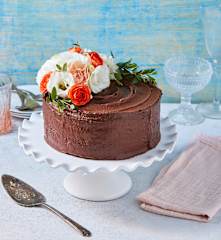 Pastel de vainilla con betún de chocolate