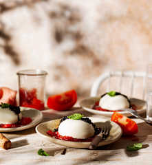 Panna cotta di mozzarella con pomodori confit e basilico
