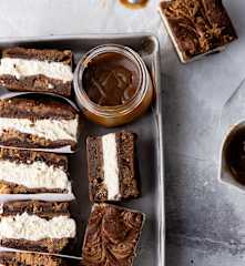 Brownie sandwiches al burro di arachidi con gelato