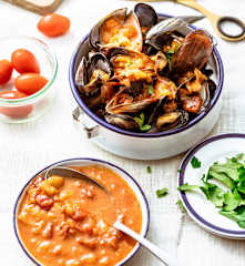 Moules à la sauce tomate épicée