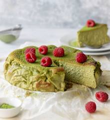 Sernik baskijski z matchą