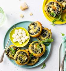 Espirales de hojaldre con espinacas y queso feta