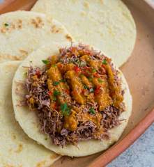 Arepa con Carne Desmechada