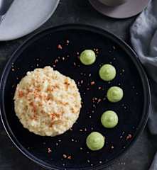 Risotto al azafrán con mousse de calabacín y crujiente de beicon