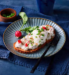 Pochiertes Ei auf Eiweißbrot