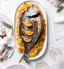 Dorada al horno con puerro a la naranja y pistachos