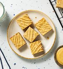 Blondies de Maple con Glaseado Cremoso de Mantequilla