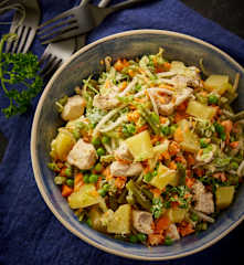 Salade de pomme de terre, légumes et poulet