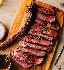 Bistecca di manzo con patate al sale, salsa Mojo e insalata di broccoli