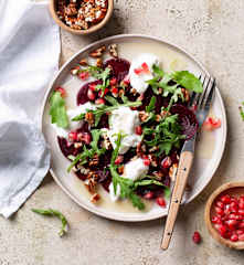 Carpaccio de remolacha con burrata (Pelar)