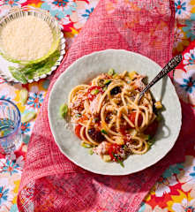 Spaghetti mit Thunfisch-Tomaten-Sauce und Oliven