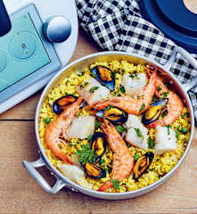 Paella aux crevettes, moules et cabillaud