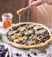 Tarte fine au brie, compotée d’oignons aux myrtilles et romarin