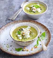 Velouté glacé de courgettes, burrata et pesto de basilic