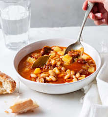 Zuppa di fagioli bianchi con patate e chorizo