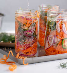 Pickles de carottes épicées en spirale