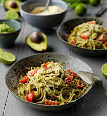 Spaghetti z pesto z awokado i wegańskim „parmezanem”