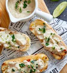 意式烤面包片配白豆泥和意式调料