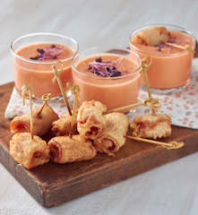 Melón con jamón en tempura con gazpacho de melón