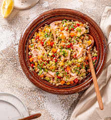 Insalata di orzo con verdure e salmone