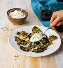 Smashed Brokkoli mit Schafskäse-Creme und Mandeln