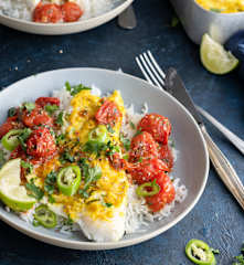 Peixe assado com curcuma e molho de tomate