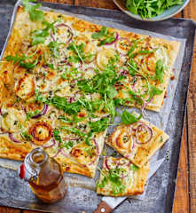 Pizza blanche aux oignons rouges, chèvre, miel et  thym