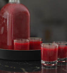 Σφηνάκια με βότκα και φράουλα Σφηνάκια με βότκα και φράουλα