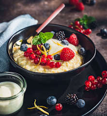 Warmer Hirsepudding mit Beeren und Ricotta-Topping