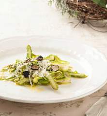 Tagliatelle de espárragos verdes con parmesano y trufa