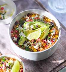 Salade de riz croustillant, feta, avocat, maïs grillé & pois gourmands