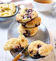Blaubeer-Scones mit Honig-Walnuss-Butter