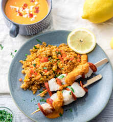 Brochettes de cabillaud et chorizo, quinoa aux légumes et velouté poivron feta