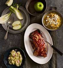 Barriga de porco no forno com maçã e puré de aipo e abóbora