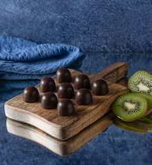 Bombones de chocolate con kiwi y mezcal