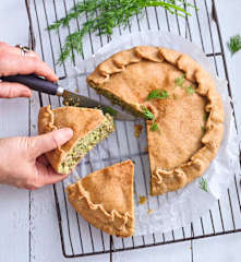 Tourte grecque à l'agneau, aux courgettes et aux poireaux