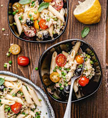 Insalata di pasta fredda con trota e verdure