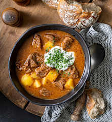 Gulaschsuppe (mit Messerabdeckung)