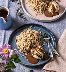 Maronireis mit Vanilleeis und Schokosauce