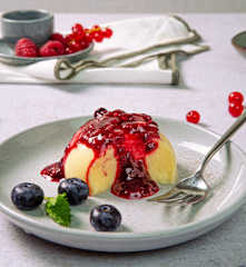 Semisfere alla vaniglia con coulis ai frutti di bosco