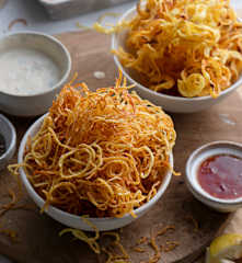 Frites torsadées et sauce à l’ail