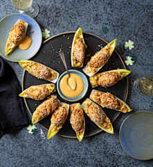 Fischkroketten auf karibischem Coleslaw