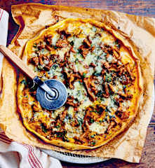Pizza d’automne sans gluten au potimarron, roquefort et girolles