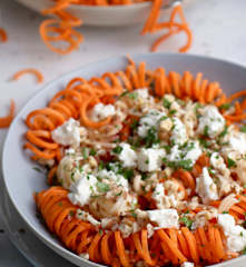 Salade de carottes et de pommes spiralées au fromage feta et aux noix