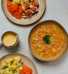 Polévka z kořenové zeleniny a kuře s bramborami, mrkví a smetanovo-hořčičnou omáčkou