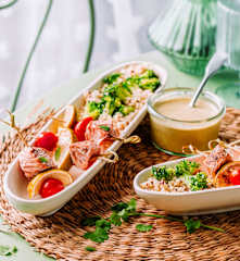 Brochettes de saumon et quinoa sauce coco
