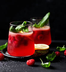 Sangría de frambuesa y albahaca