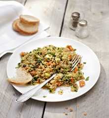 Insalata di quinoa con zucchine e carote in salsa agrodolce