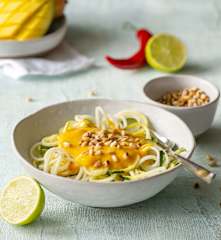 Makaron z cukinii z sosem mango-limonka